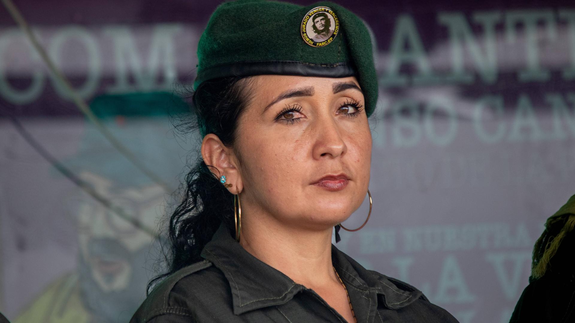Frau mit schwarzen Haaren, einer Armeemütze mit dem Bild von Che Guevara und einer Armeejacke