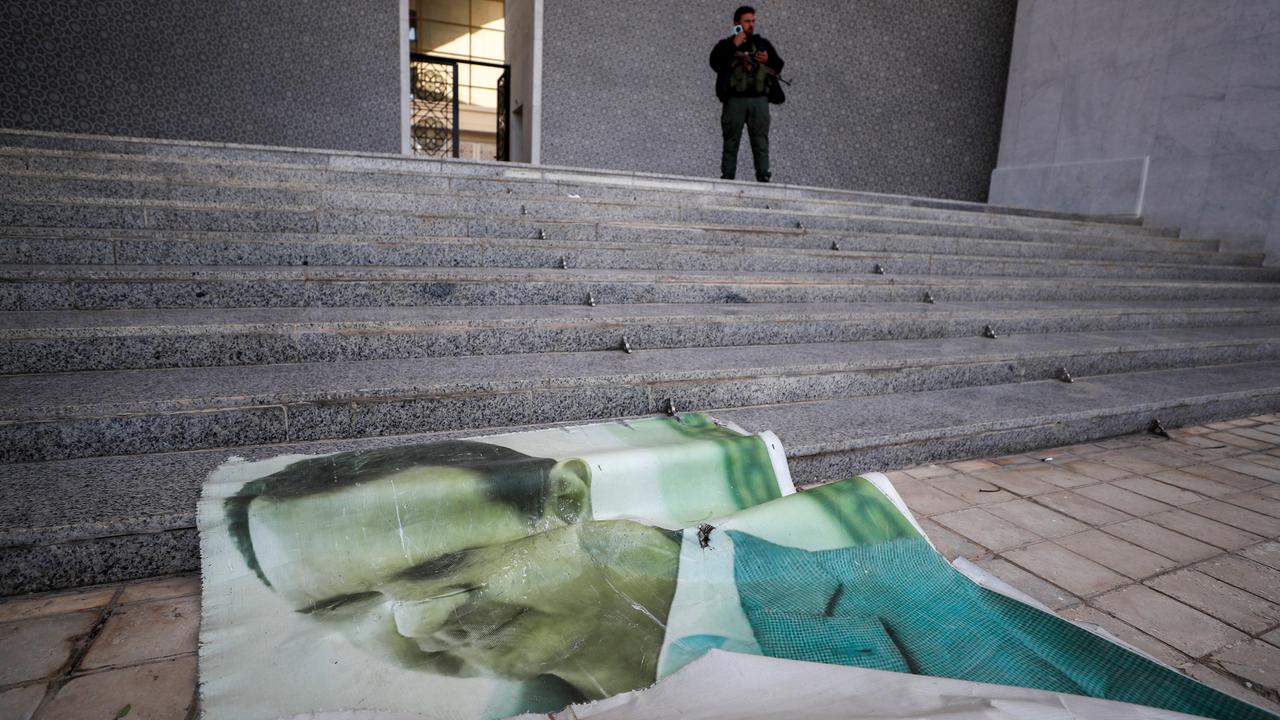 Ein Plakat von Bashar al-Assad liegt im syrischen Präsidentenpalast zerknittert auf dem Boden.