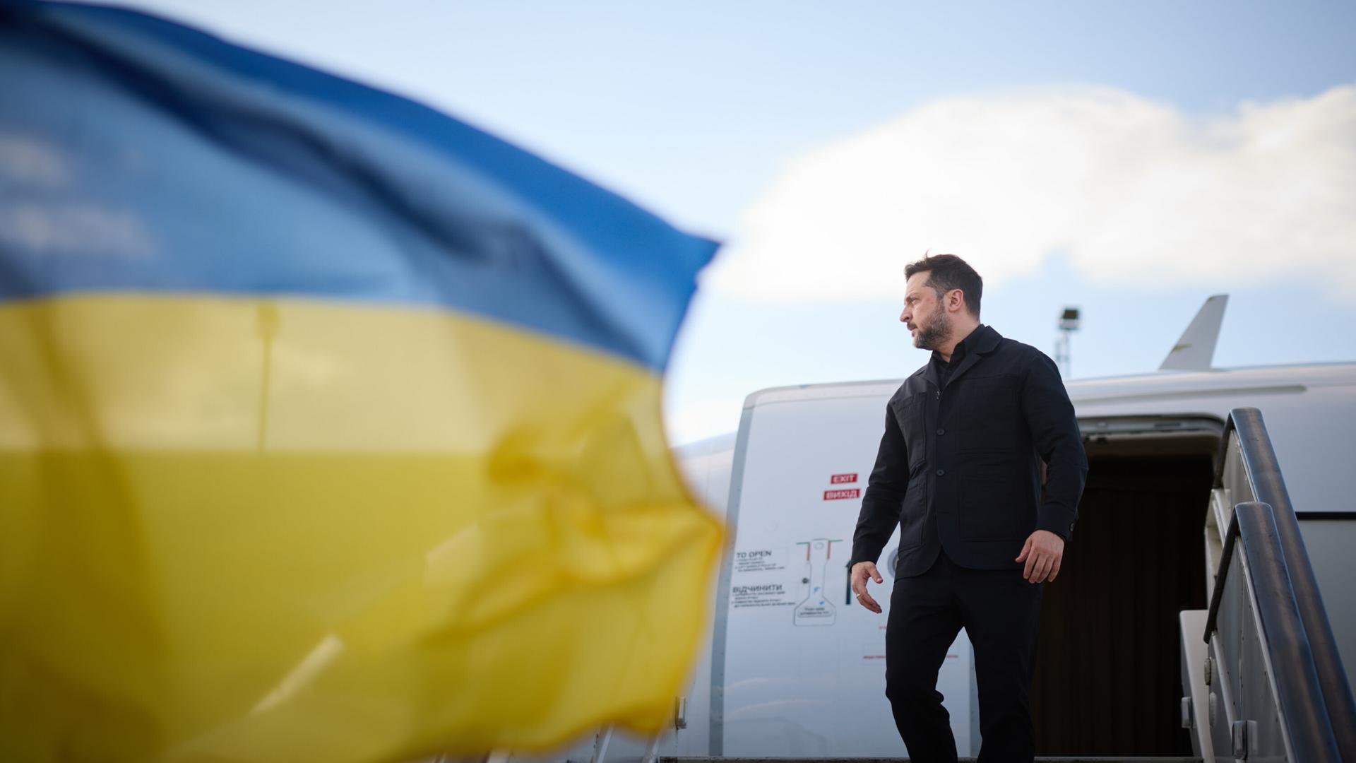 Der ukrainische Präsident Selenskyj steigt in Brüssel aus dem Flugzeug. Anlass des Besuchs ist das Treffen der NATO-Verteidigungsminister.