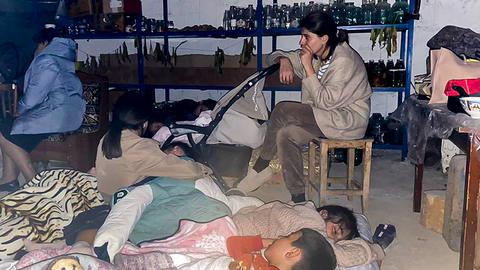 Kinder schlafen in einem Schutzraum während des Beschusses in Stepanakert in Berg-Karabach.