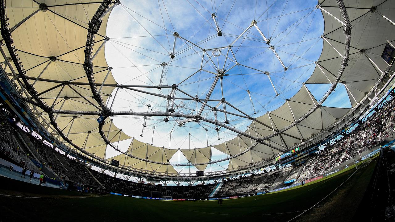 Ein Blick in das Halbrund des Stadions mit einer Art weißem Zelt. 