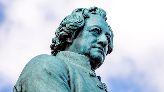 Goethe-Kopf des Goethe-Schiller-Denkmals in Weimar, Thüringen, 06.08.2022 Goethe-Kopf des Goethe-Schiller-Denkmals in Weimar, Thüringen, 06.08.2022