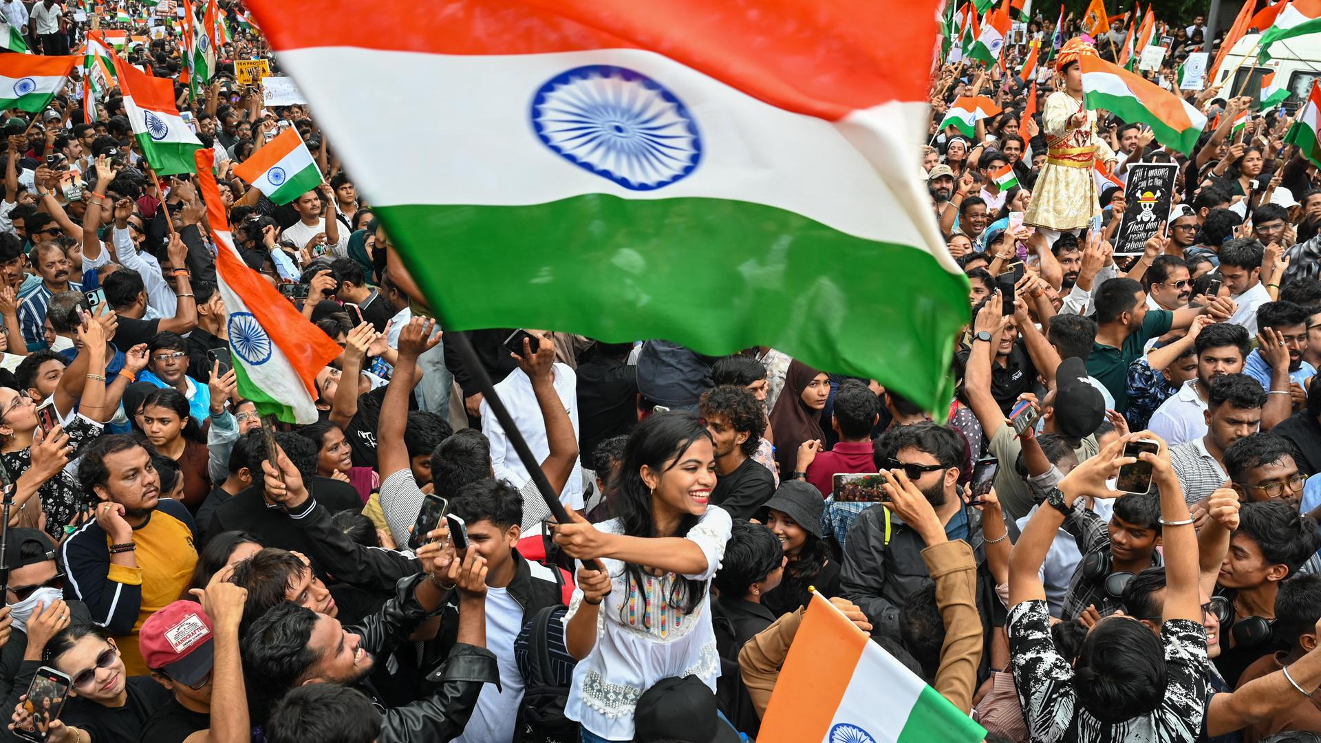 Junge Demonstranten schwenken die indische Flagge. Junge Demonstranten schwenken die indische Flagge.