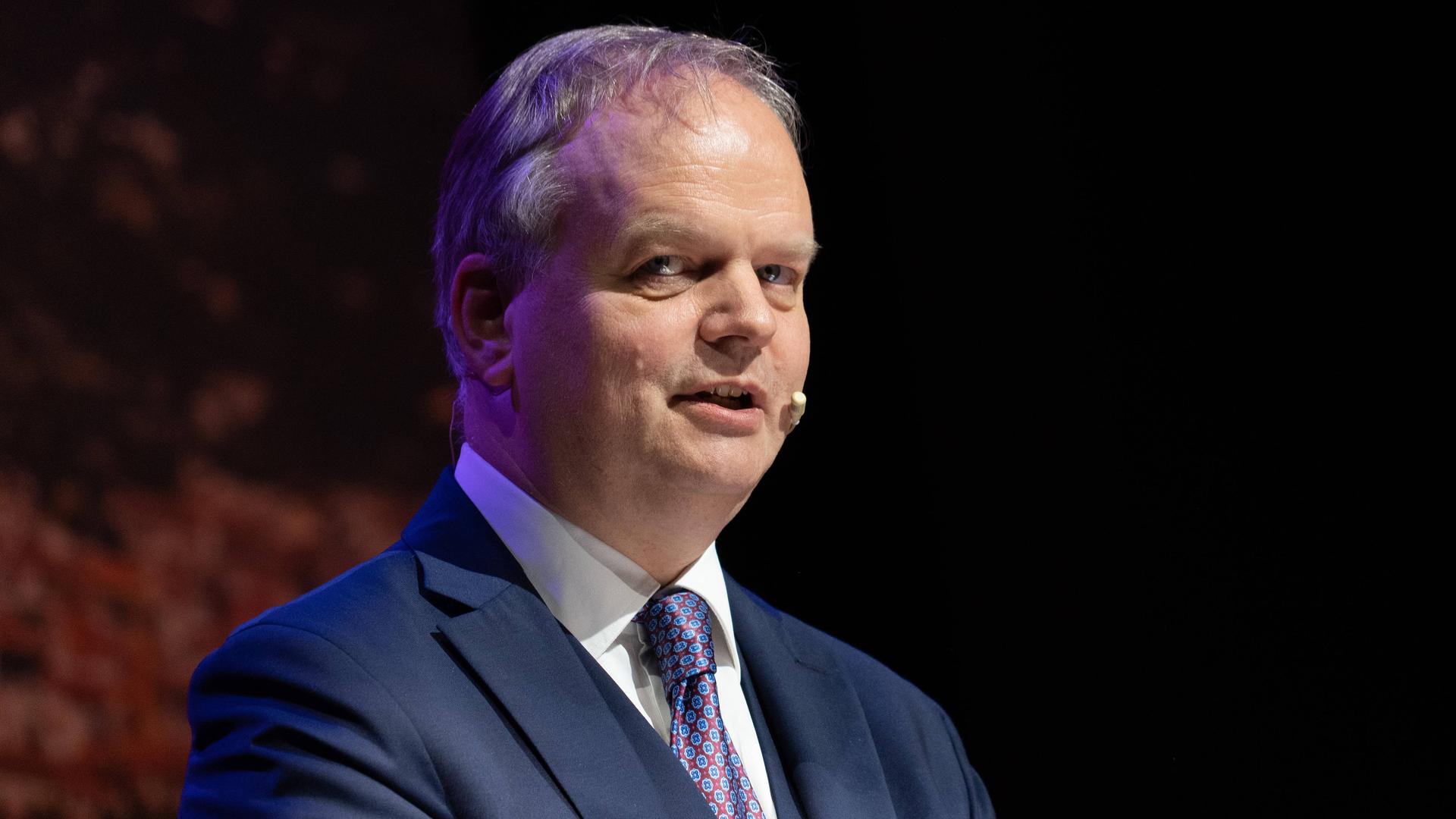 Eike Schmidt spricht auf einer Veranstaltung.