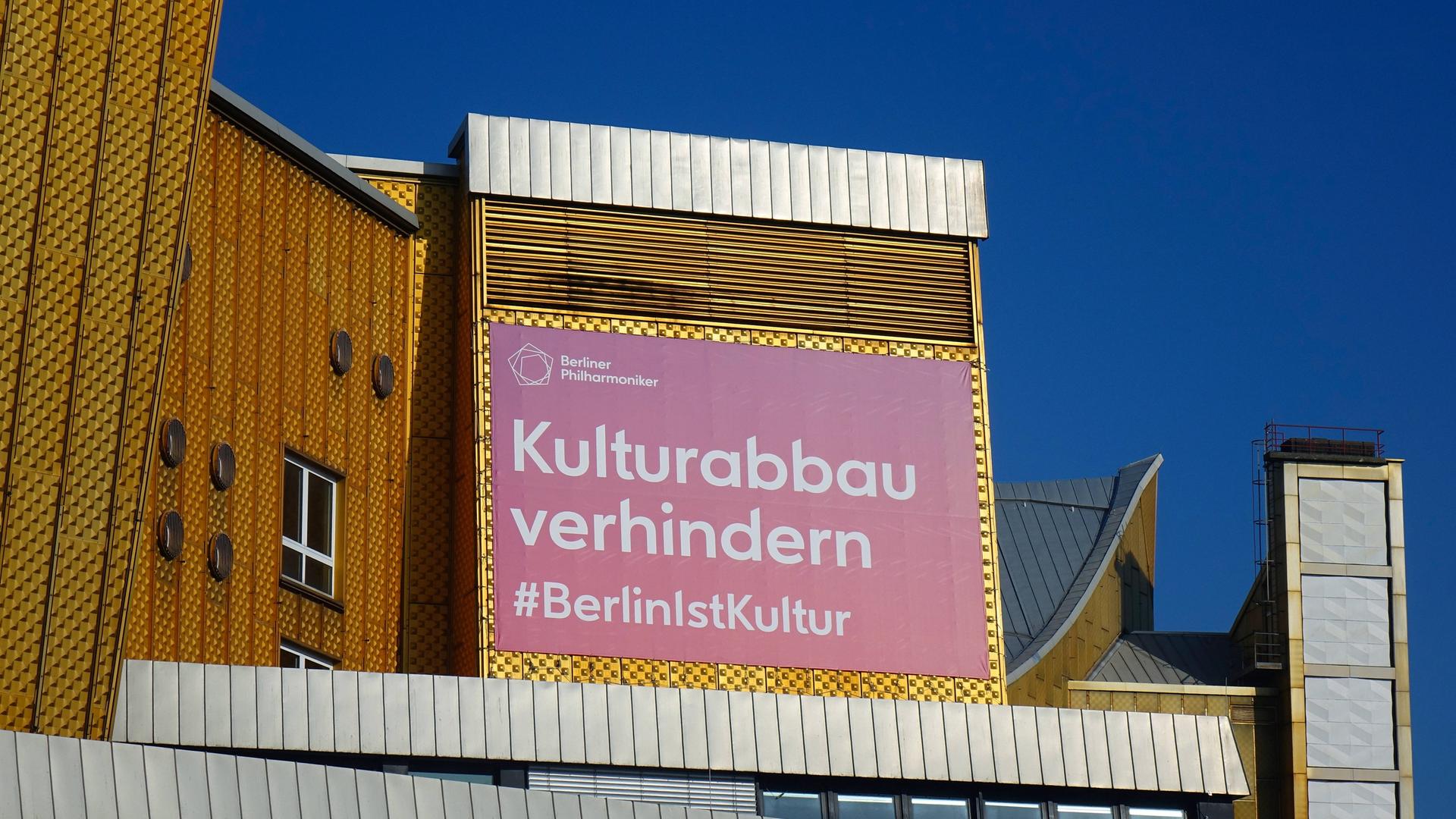 An der Berliner Philharmonie befindet sich ein Transparent mit dem Schriftzug "Kulturabbau verhindern".