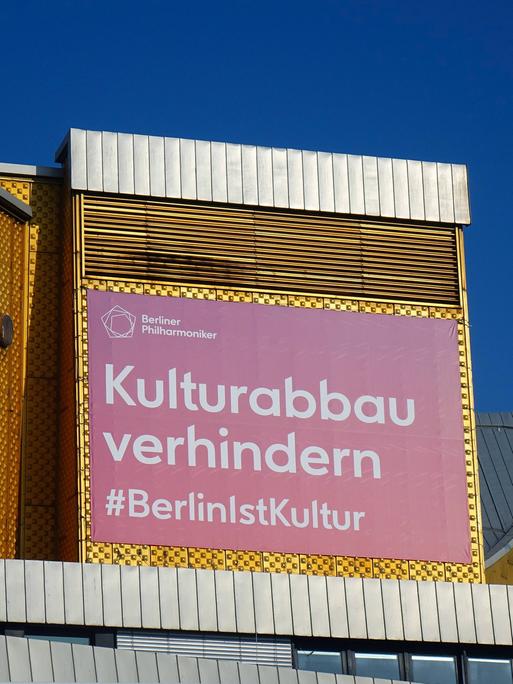 An der Berliner Philharmonie befindet sich ein Transparent mit dem Schriftzug "Kulturabbau verhindern".