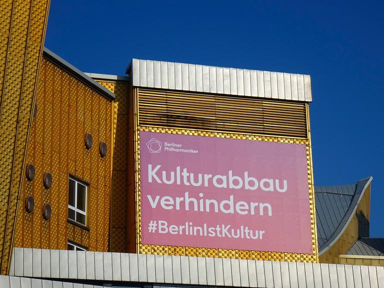 An der Berliner Philharmonie befindet sich ein Transparent mit dem Schriftzug "Kulturabbau verhindern".