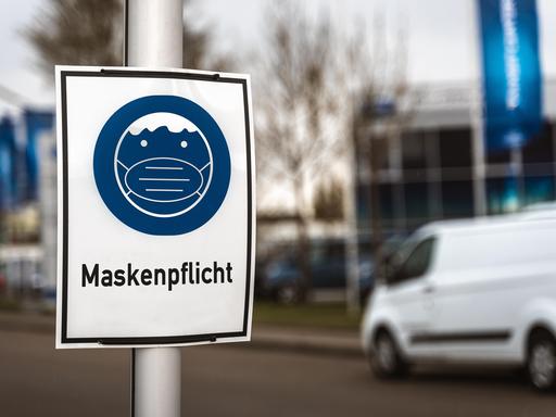 Schild mit der Aufschrift Maskenpflicht, Hinweis für die Pflicht zum Tragen einer medizinischen Schutzmaske.