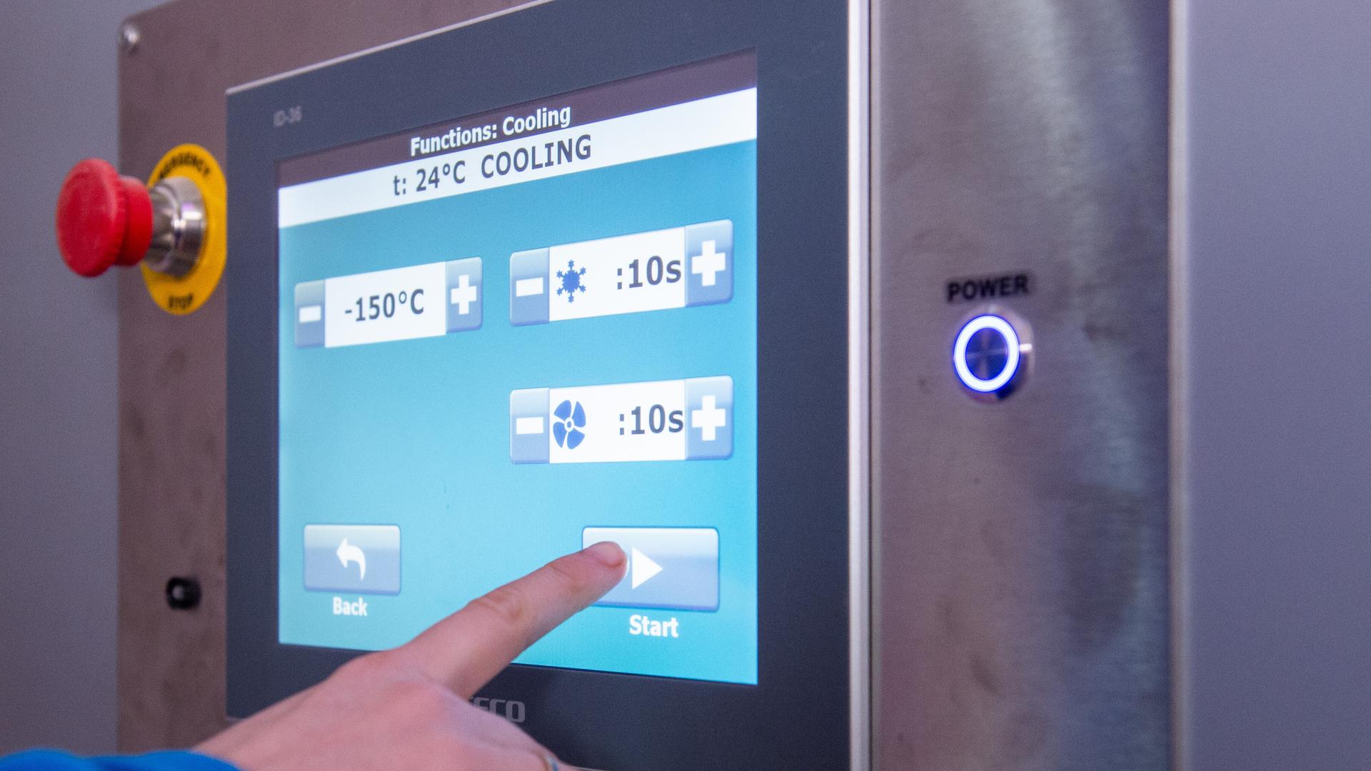 An dem Display einer Kältekammer wird die Temperatur -150 Grad Celsius angezeigt. An dem Display einer Kältekammer wird die Temperatur -150 Grad Celsius angezeigt.