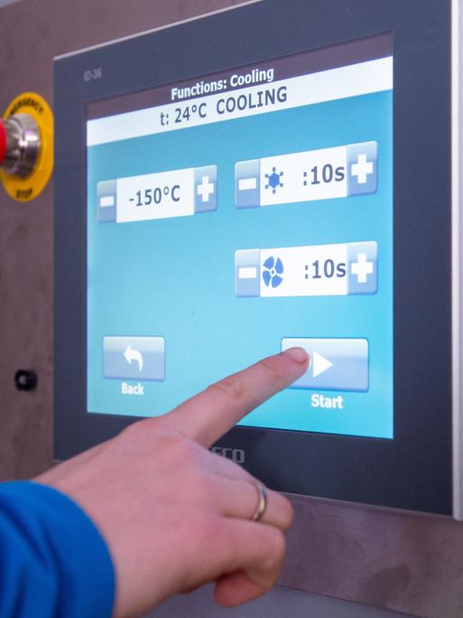 An dem Display einer Kältekammer wird die Temperatur -150 Grad Celsius angezeigt.