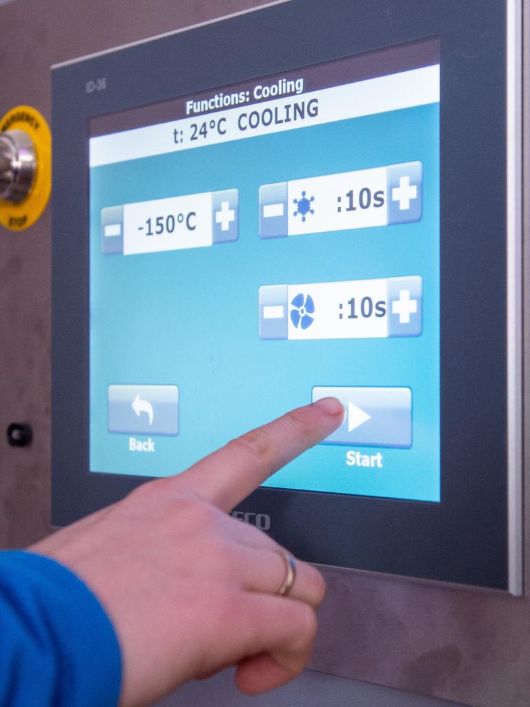 An dem Display einer Kältekammer wird die Temperatur -150 Grad Celsius angezeigt.