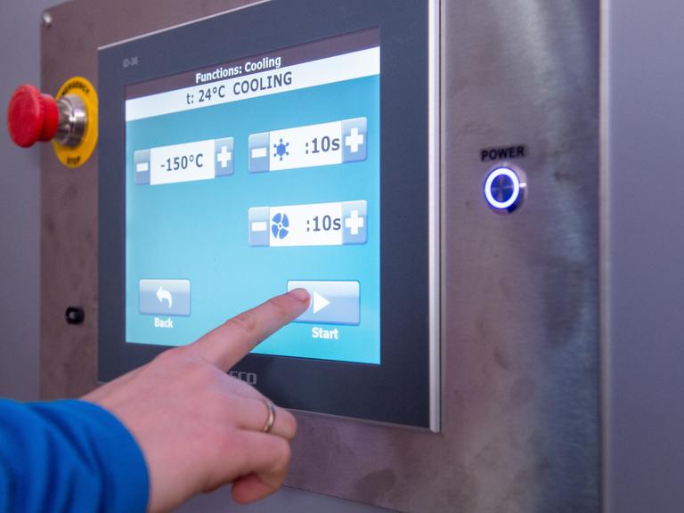 An dem Display einer Kältekammer wird die Temperatur -150 Grad Celsius angezeigt.