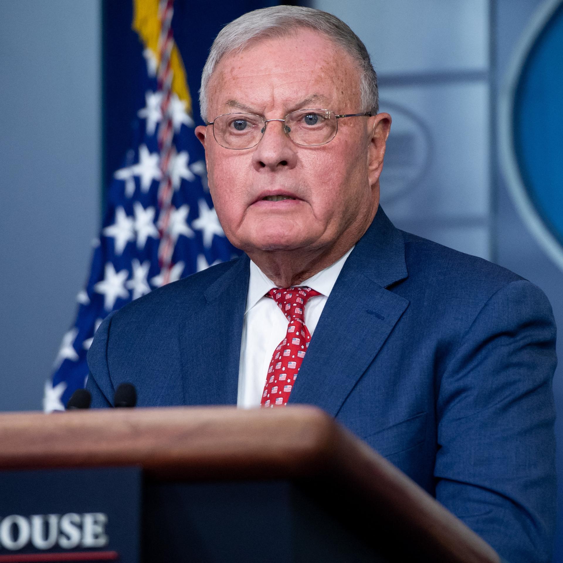 Keith Kellogg steht hinter einem Rednerpult, im Hintergrund die US-Flagge.