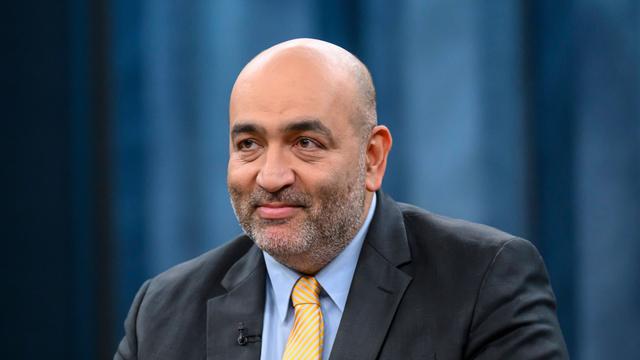 Porträt von Omid Nouripour (51 Jahre alter Mann mit kräftiger Statur, Glatze, gelber Krawatte und schwarzem Sacko), Vizepräsident des Deutschen Bundestages, Bündnis 90/Die Grünen als Gast beim Politiktalk Caren Miosga