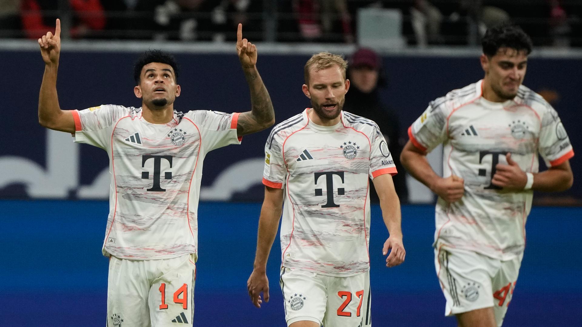 Diaz streckt beide Zeigefinger zum Himmel. Neben ihm laufen ohne jegliche Jubelgesten seine Mitspieler Konrad Laimer und Aleksandar Pavlovic. Die drei tragen ein weißes Trikot mit dem großen "T" des Sponsors Telekom auf der Brust.