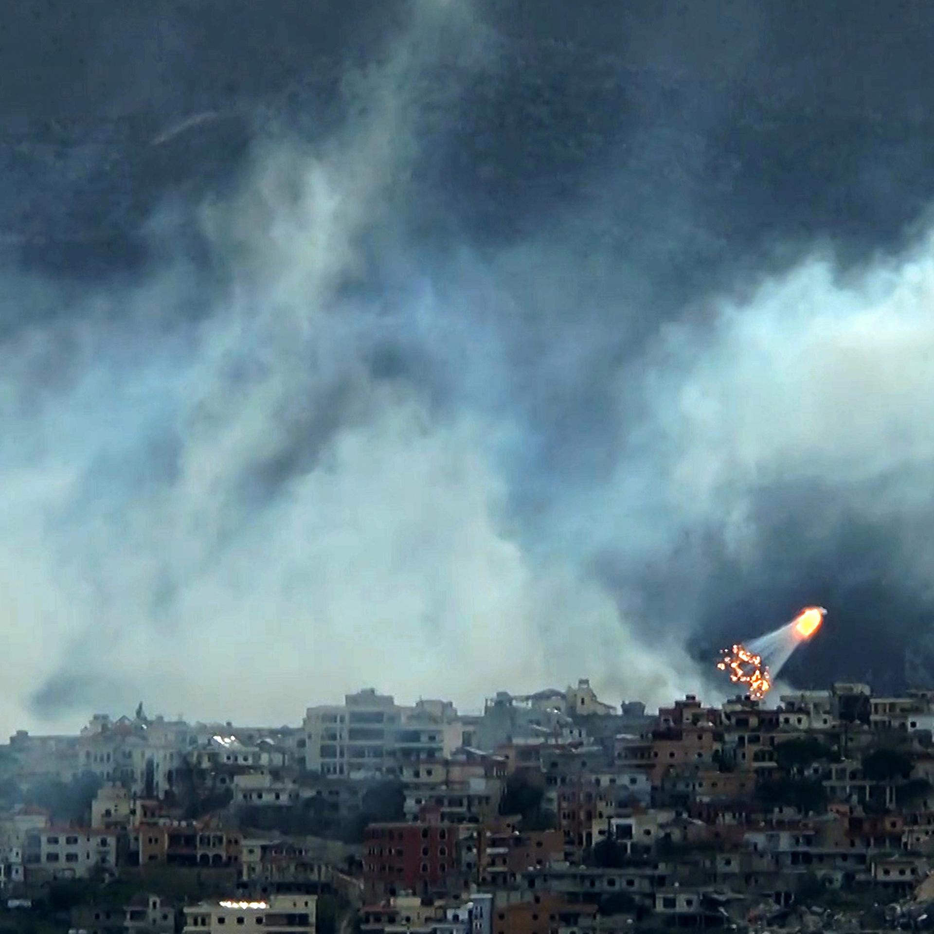 Starker Rauch steigt über den von israelischen Streitkräften bombardierten Gebieten in der südlibanesischen Grenzstadt Khiam auf. 