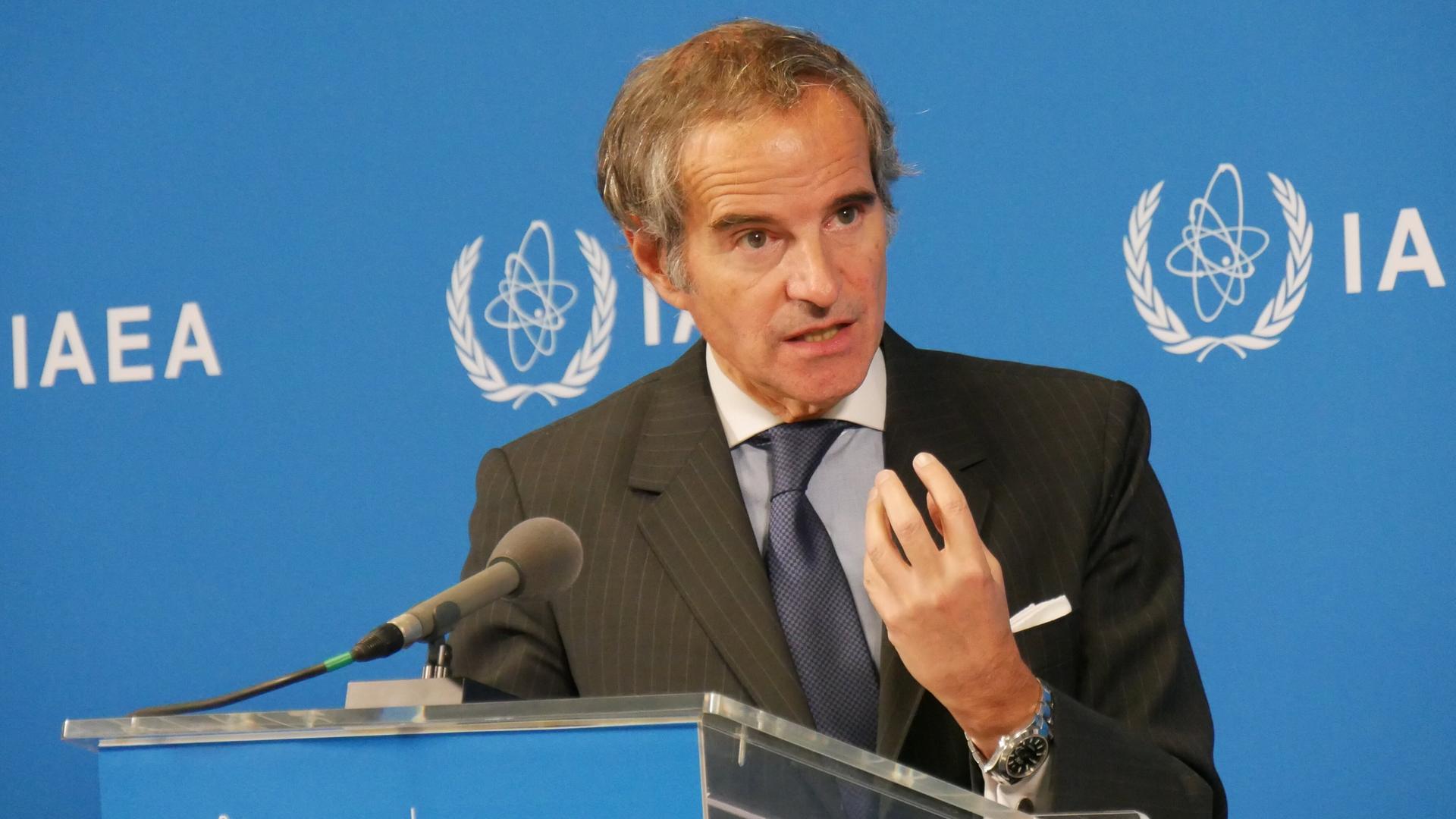 Rafael Grossi, Chef der Internationalen Atomenergiebehörde, spricht gestikulierend und eindringlich bei einer Pressekonferenz. Grossi ist zunehmend beunruhigt über das iranische Nuklearprogramm. 
