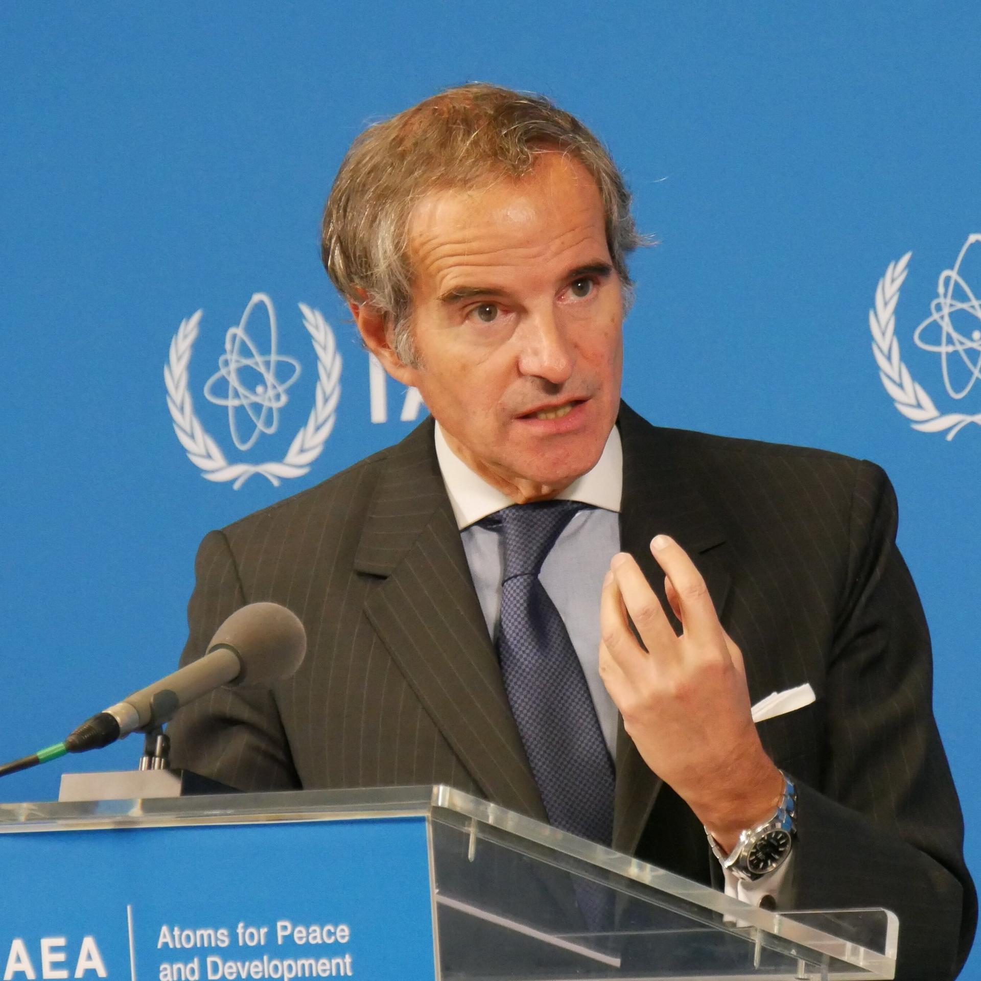 Rafael Grossi, Chef der Internationalen Atomenergiebehörde, spricht gestikulierend und eindringlich bei einer Pressekonferenz. Grossi ist zunehmend beunruhigt über das iranische Nuklearprogramm. 