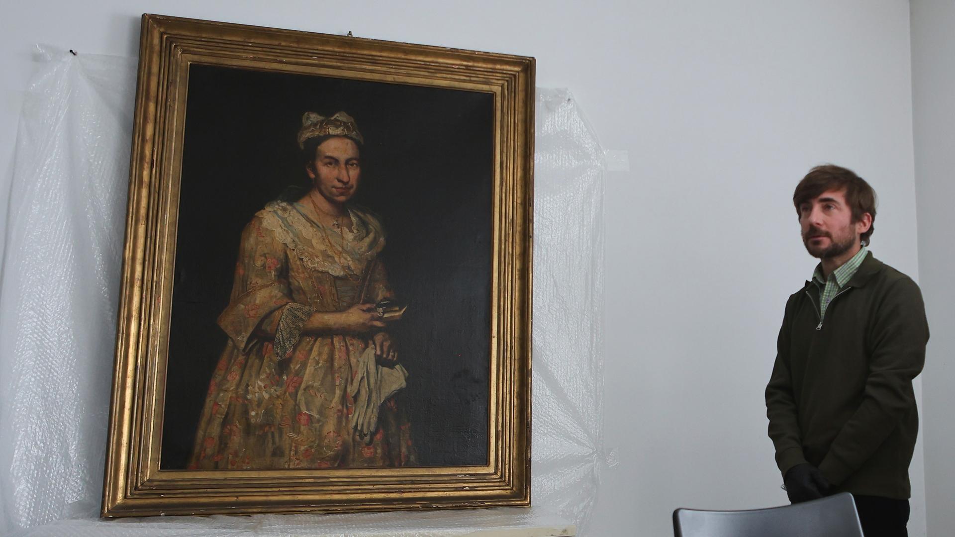 Giuseppe Ghislandis Gemälde "Porträt einer Dame" aus dem 18. Jahrhundert, das angeblich von einem Nazi-Offizier während des Zweiten Weltkriegs gestohlen und im Haus seiner Tochter entdeckt wurde, ist vor einer Pressekonferenz des Staatsanwalts zu sehen. Giuseppe Ghislandis Gemälde "Porträt einer Dame" aus dem 18. Jahrhundert, das angeblich von einem Nazi-Offizier während des Zweiten Weltkriegs gestohlen und im Haus seiner Tochter entdeckt wurde, ist vor einer Pressekonferenz des Staatsanwalts zu sehen.