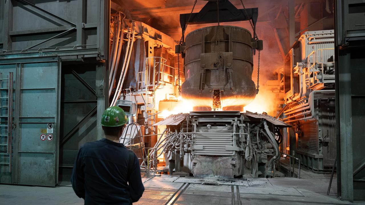 Ein Mitarbeiter steht in einer Werkhalle der BGH Edelstahl Freital GmbH hinter einem Schrottkorb an einem Lichtbogenofen. Ein Mitarbeiter steht in einer Werkhalle der BGH Edelstahl Freital GmbH hinter einem Schrottkorb an einem Lichtbogenofen.