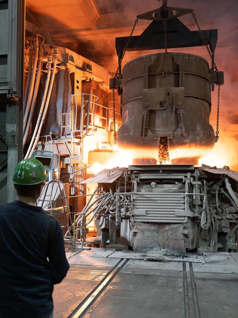 Ein Mitarbeiter steht in einer Werkhalle der BGH Edelstahl Freital GmbH hinter einem Schrottkorb an einem Lichtbogenofen. Ein Mitarbeiter steht in einer Werkhalle der BGH Edelstahl Freital GmbH hinter einem Schrottkorb an einem Lichtbogenofen.