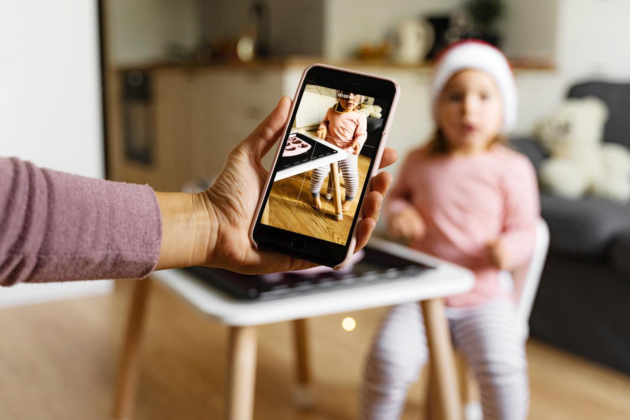 Eine Mutter fotografiert ihr Kind.