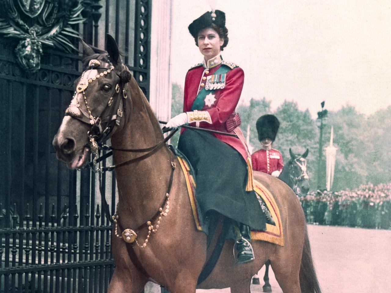 Kronprinzessin Elizabeth reitet während der Parade Trooping the Colour auf einem Pferd.