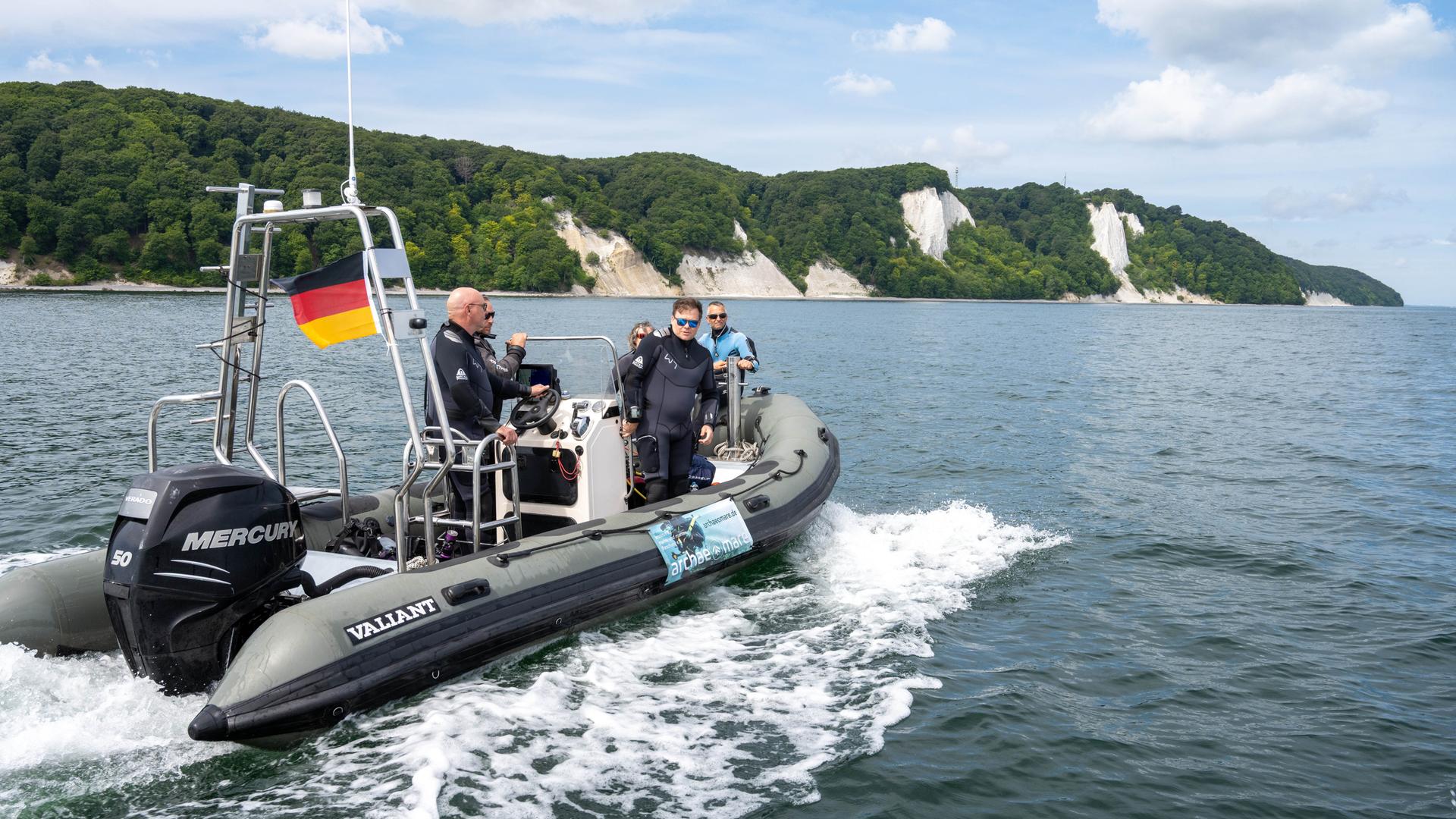 Sassnitz: Carsten Schneider (SPD), Bundesminister für Umwelt, Klimaschutz, Naturschutz und nukleare Sicherheit, fährt auf einem Schlauchboot auf der Ostsee. Sassnitz: Carsten Schneider (SPD), Bundesminister für Umwelt, Klimaschutz, Naturschutz und nukleare Sicherheit, fährt auf einem Schlauchboot auf der Ostsee.