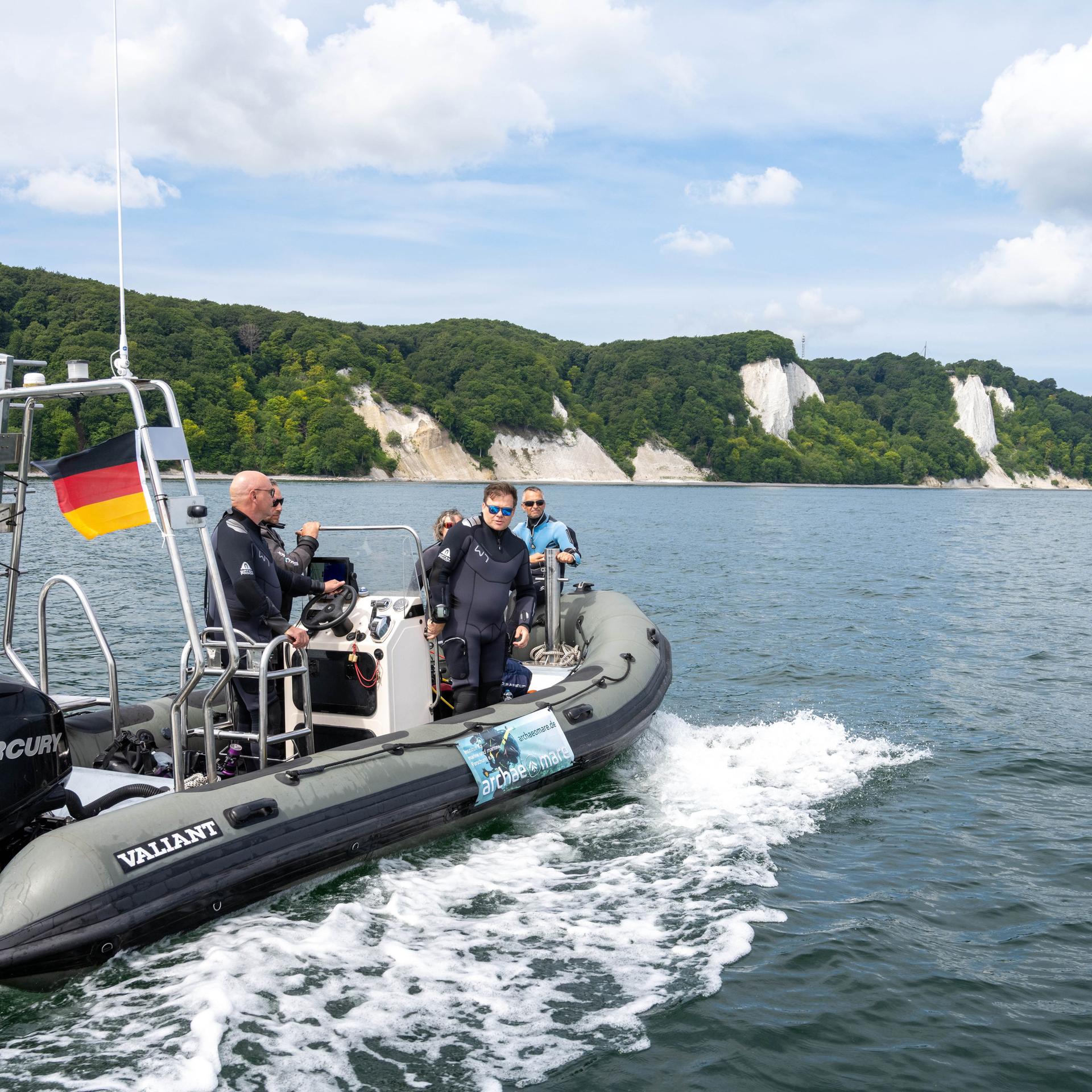 Sassnitz: Carsten Schneider (SPD), Bundesminister für Umwelt, Klimaschutz, Naturschutz und nukleare Sicherheit, fährt auf einem Schlauchboot auf der Ostsee.