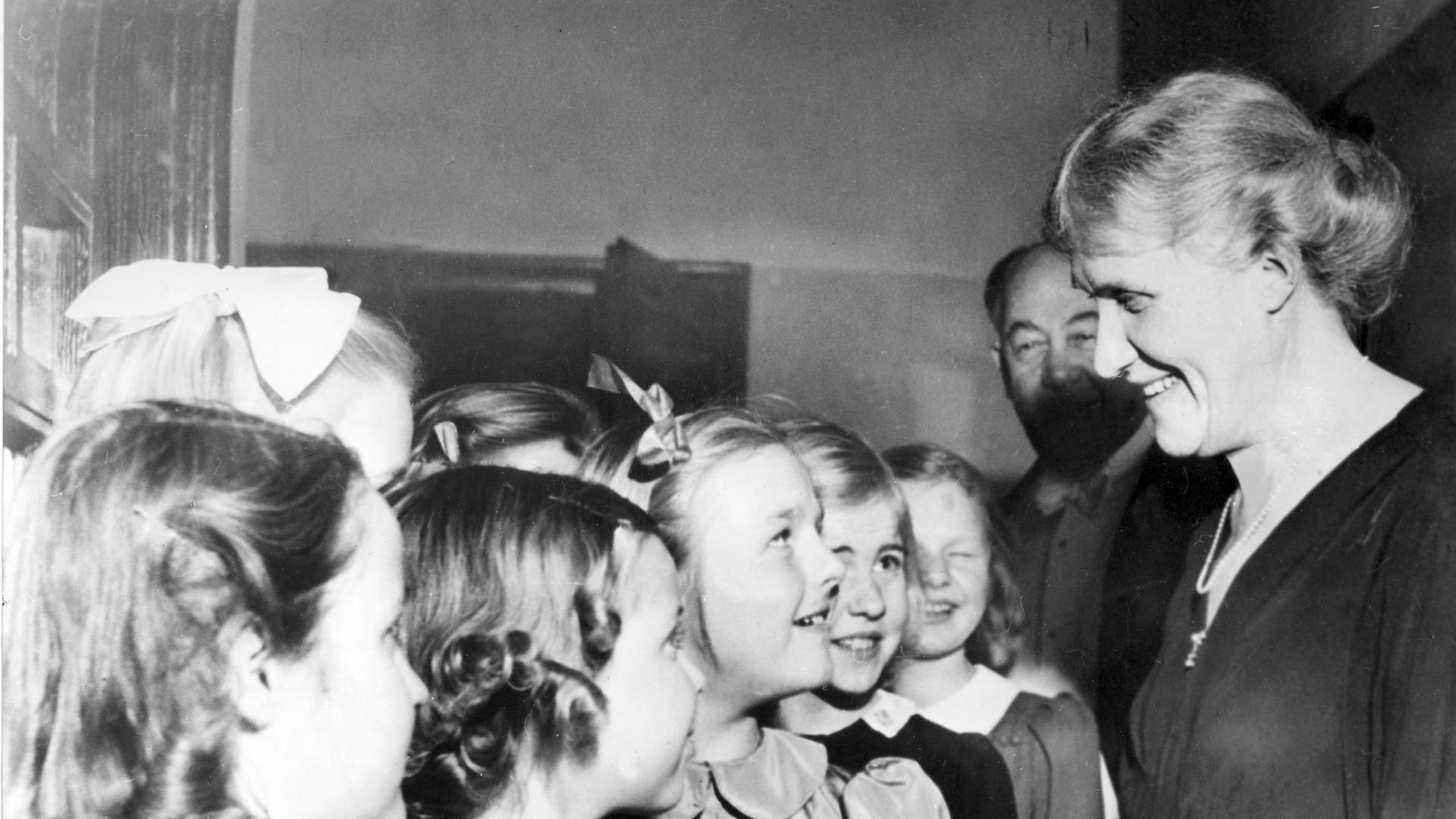 Elsa Brändström, bekannt als "Der  Engel von Sibirien" hier bei einem Besuch des Kinderchors der Stockholmer Volksschulen im Jahr 1945.