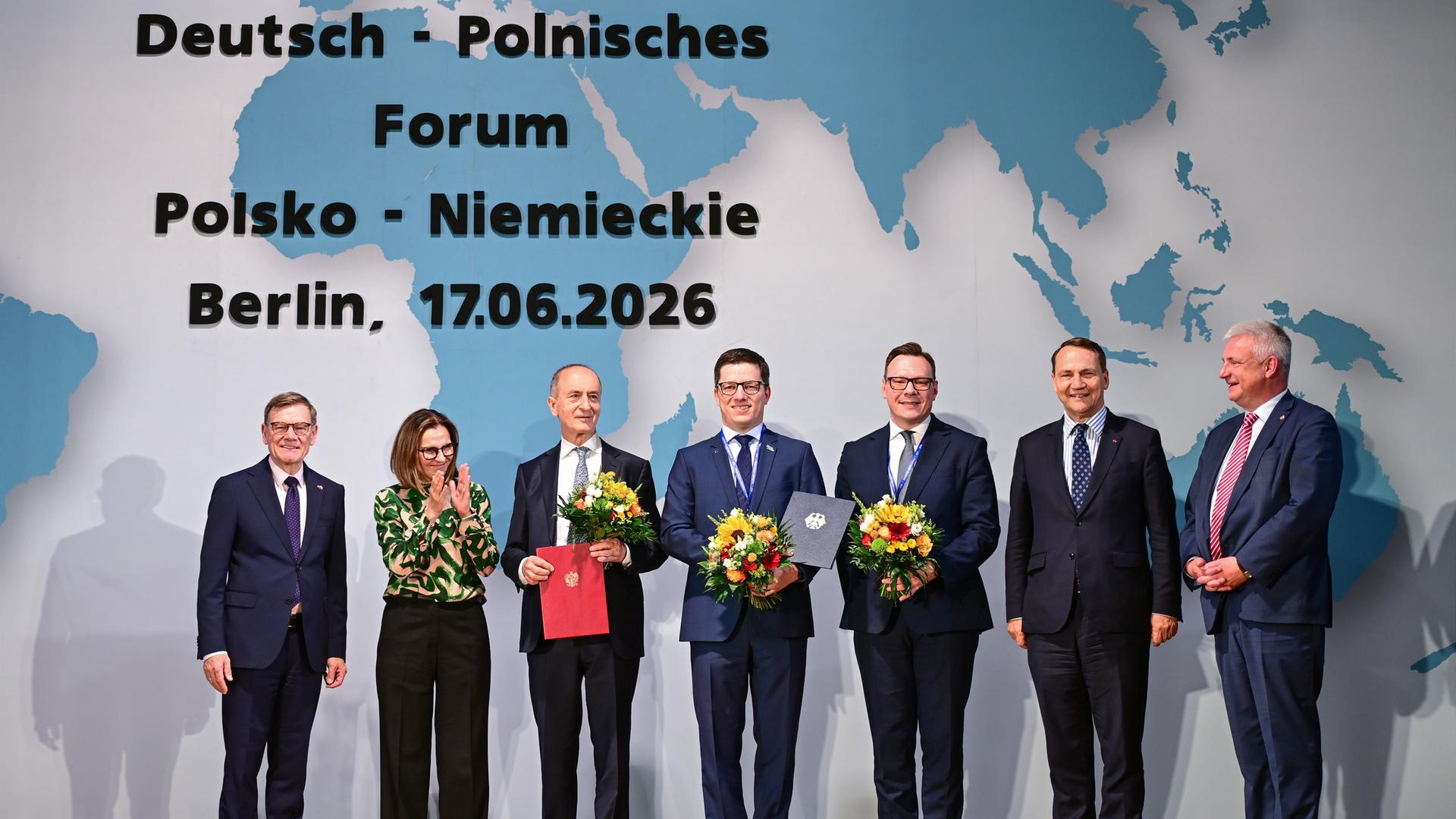Johann Wadephul (CDU, l), Außenminister, und Radoslaw Sikorski (2.v.r), Außenminister von Polen, verleihen während des Deutsch-Polnischen Forums im Auswärtigen Amt den Deutsch-Polnischen Preis an das Frankfurt-Slubicer Kooperationszentrum. Johann Wadephul (CDU, l), Außenminister, und Radoslaw Sikorski (2.v.r), Außenminister von Polen, verleihen während des Deutsch-Polnischen Forums im Auswärtigen Amt den Deutsch-Polnischen Preis an das Frankfurt-Slubicer Kooperationszentrum.