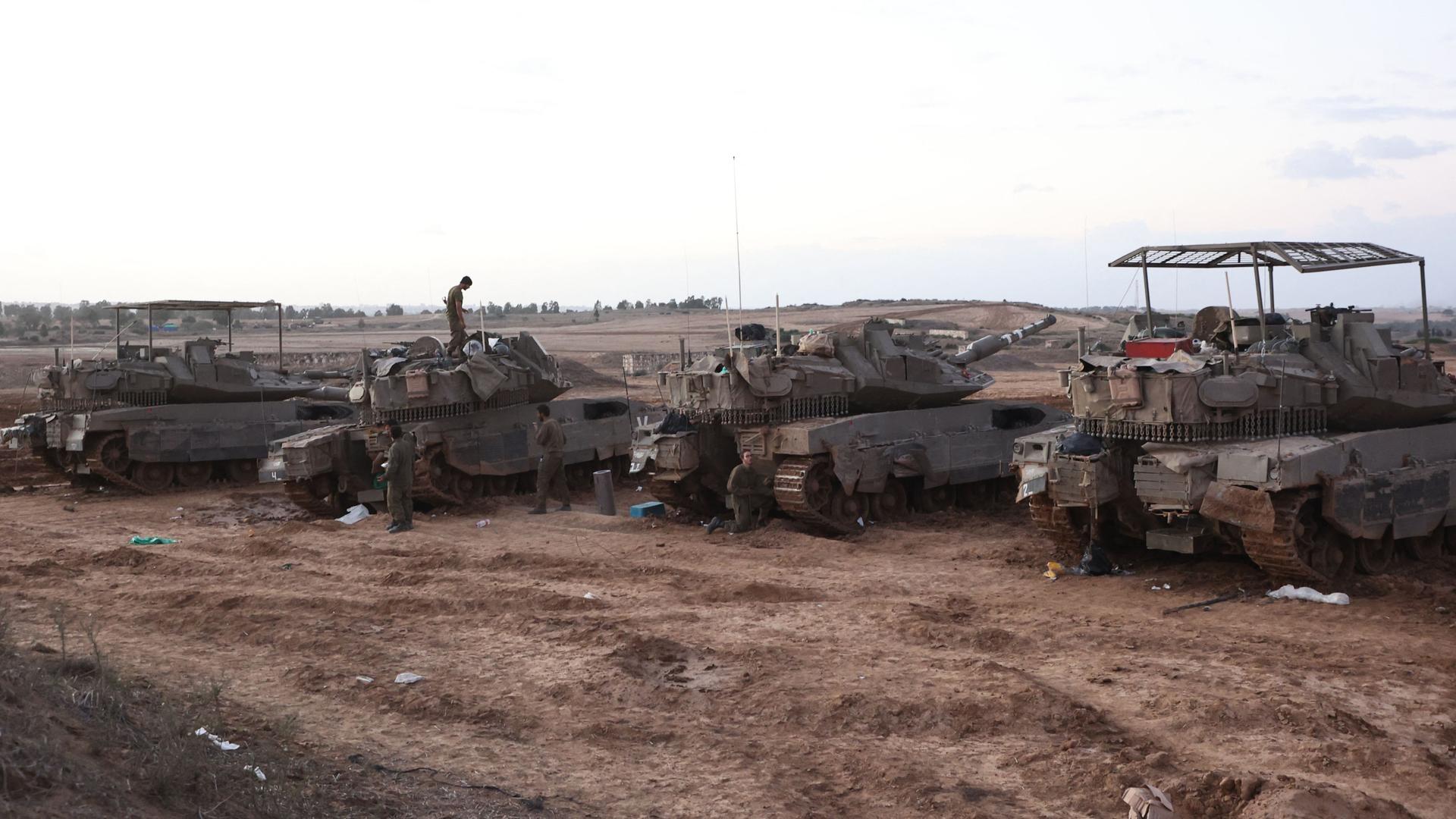 Israelische Soldaten stationieren Panzer an der Grenze zum Gazastreifen.