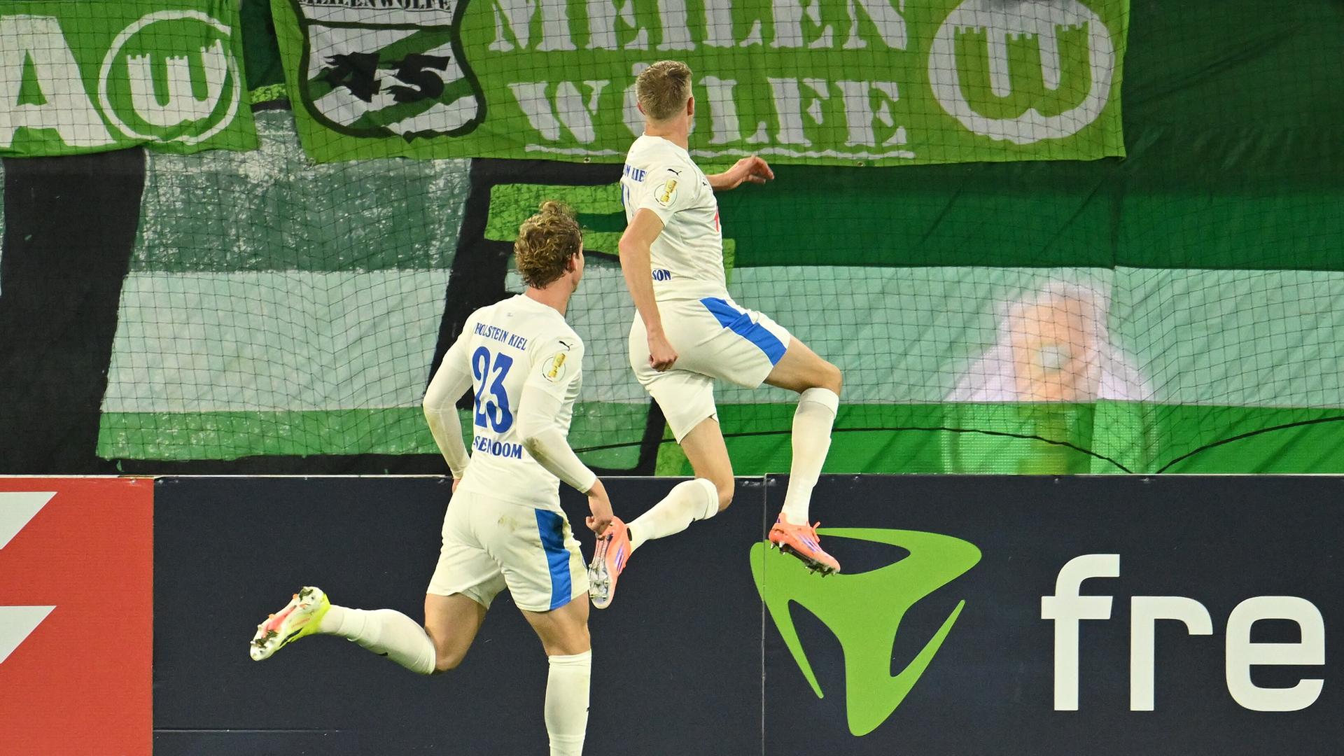 Alexander Bernhardsson (Holstein Kiel) und Lasse Rosenboom (Holstein Kiel) feiern das Tor zum 0:1. Alexander Bernhardsson (Holstein Kiel) und Lasse Rosenboom (Holstein Kiel) feiern das Tor zum 0:1.