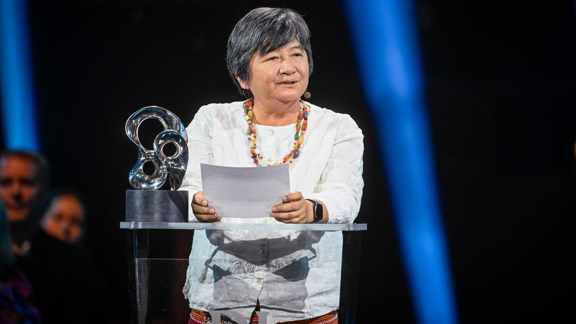 Die Aktivistin Joan Carling steht bei der Verleihung der "Right Livelihood Awards" in Stockholm am Redepult. 