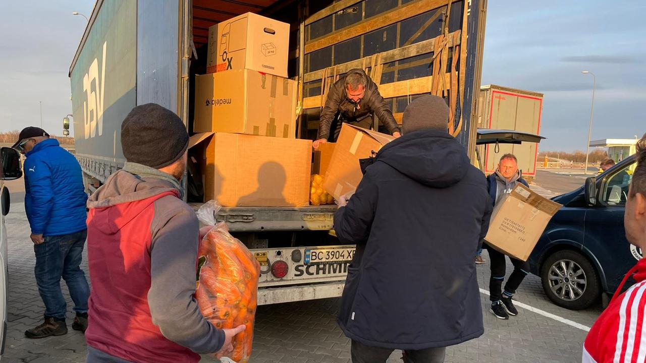 Mit Lebensmitteln, Jacken, Taschenlampen und anderen Waren unterstützt der Stadtsporbund Cottbus Flüchtlinge im polnisch-ukrainischen Grenzgebiet.