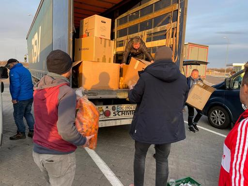 Mit Lebensmitteln, Jacken, Taschenlampen und anderen Waren unterstützt der Stadtsporbund Cottbus Flüchtlinge im polnisch-ukrainischen Grenzgebiet.