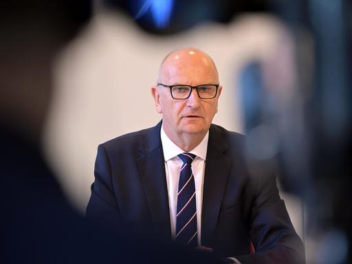 Dietmar Woidke (SPD), Ministerpräsident von Brandenburg, spricht bei einer Pressekonferenz 