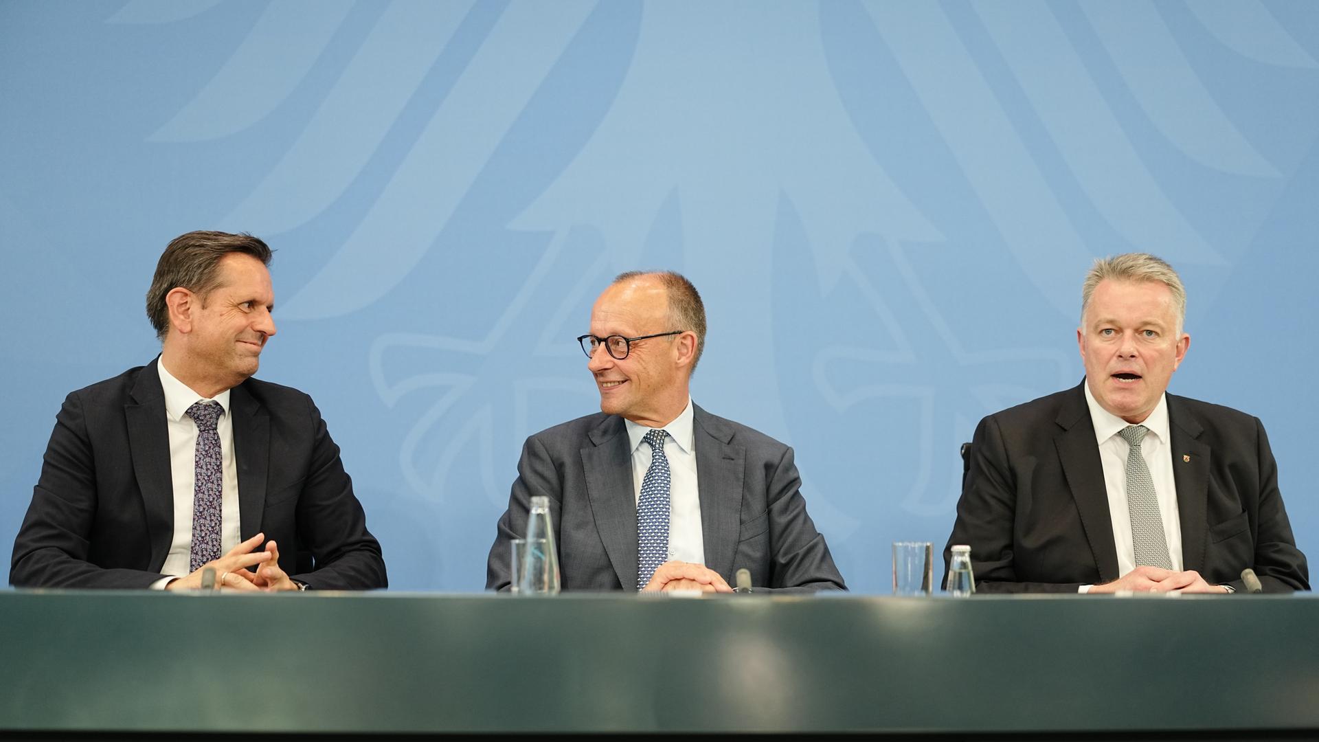 Olaf Lies (SPD, l-r), Ministerpräsident von Niedersachsen, Bundeskanzler Friedrich Merz (CDU) und Gordon Schnieder (CDU), Ministerpräsident von Rheinland-Pfalz, geben bei der Ministerpräsidentenkonferenz (MPK) im Bundeskanzleramt eine Pressekonferenz. 