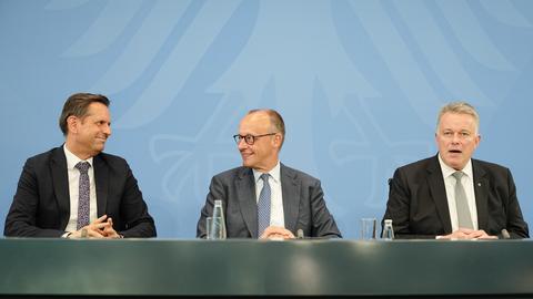 Olaf Lies (SPD, l-r), Ministerpräsident von Niedersachsen, Bundeskanzler Friedrich Merz (CDU) und Gordon Schnieder (CDU), Ministerpräsident von Rheinland-Pfalz, geben bei der Ministerpräsidentenkonferenz (MPK) im Bundeskanzleramt eine Pressekonferenz. 