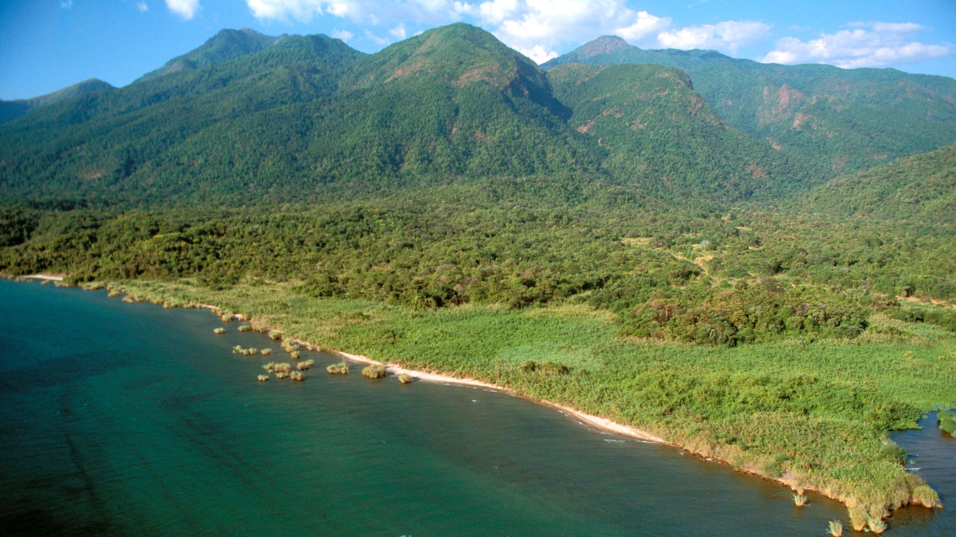 Der See Tanganyike im Mahale Mountains Nationalpark in Tansania. Der See Tanganyike im Mahale Mountains Nationalpark in Tansania.