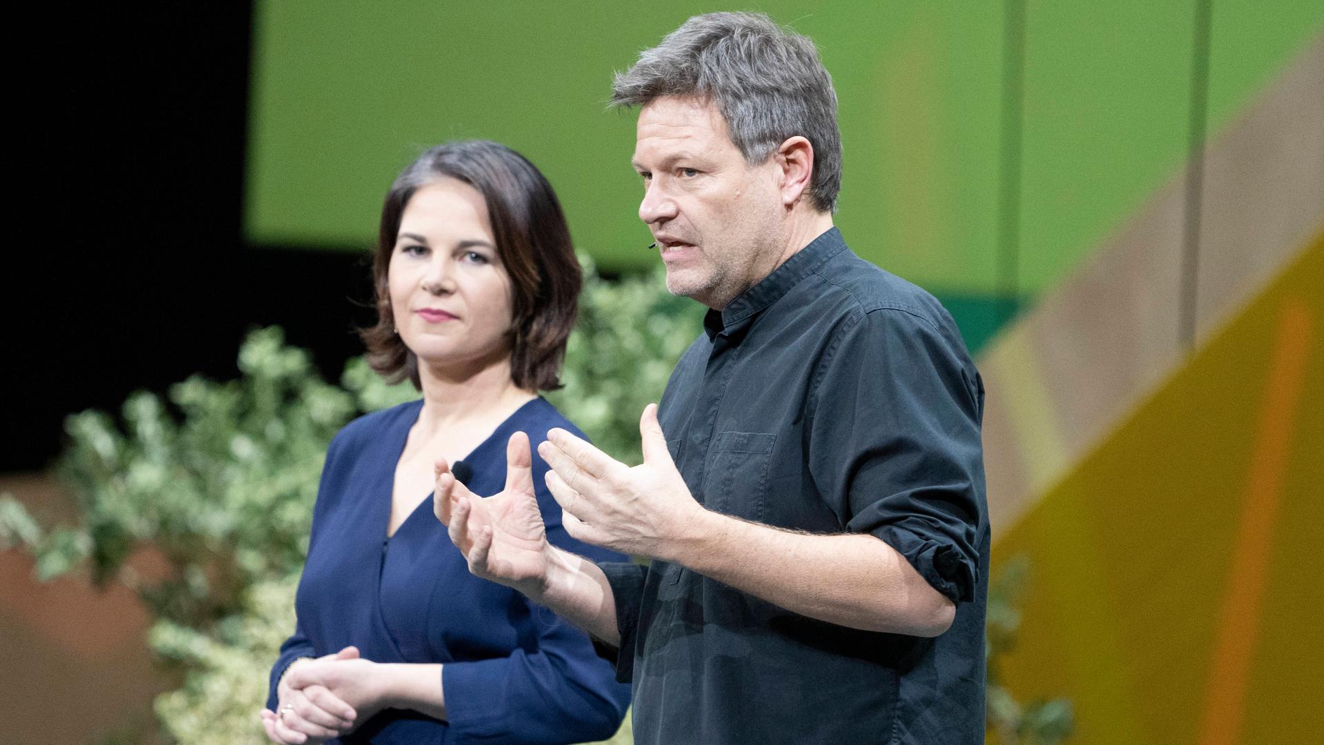 Annalena Baerbock und Robert Habeck halten eine gemeinsame Rede. Annalena Baerbock und Robert Habeck halten eine gemeinsame Rede.
