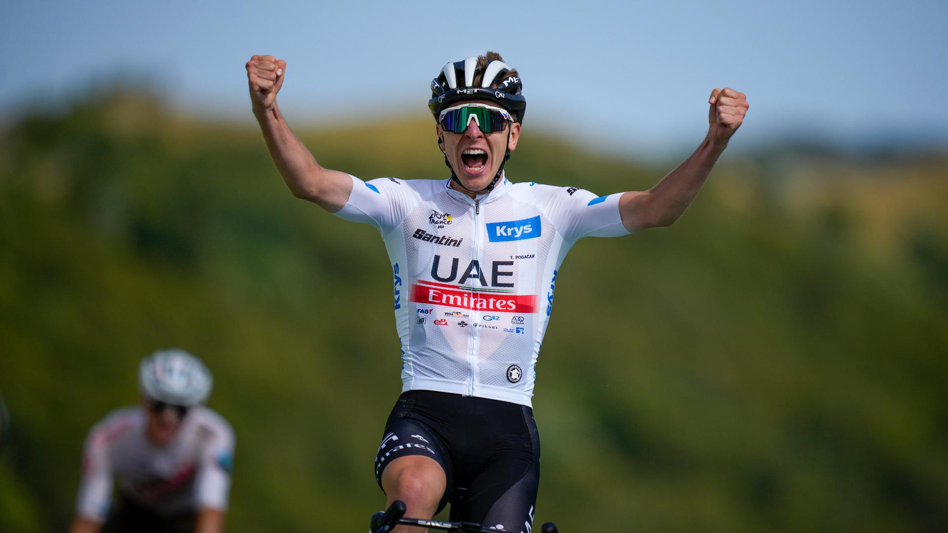 Der Slowene Tadej Pogacar jubelt, als er die Ziellinie überquert und die zwanzigste Etappe der Tour de France gewinnt.