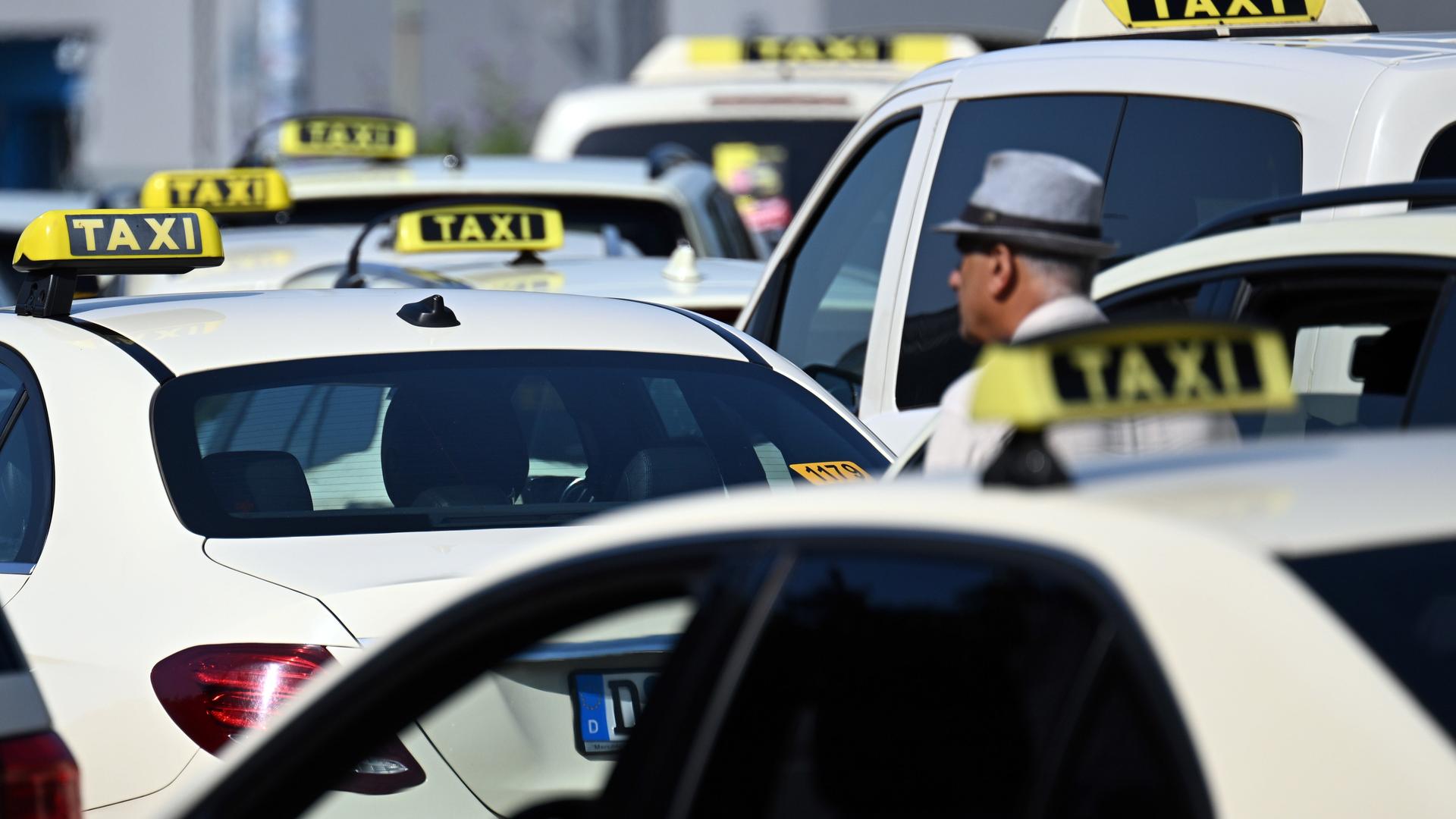 Düsseldorf: Taxis stehen auf einem Messe-Parkplatz, um sich zu einem Autokorso zu sammeln. 