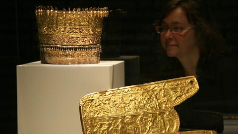 Skythenschätze: Ein Kopfputz mit verzierten Goldblechen (Ukraine, Ende 4. Jahrhundert v.Chr.) und der Beschlag eines Köchers (Ukraine, 350 - 325 v. Chr.).