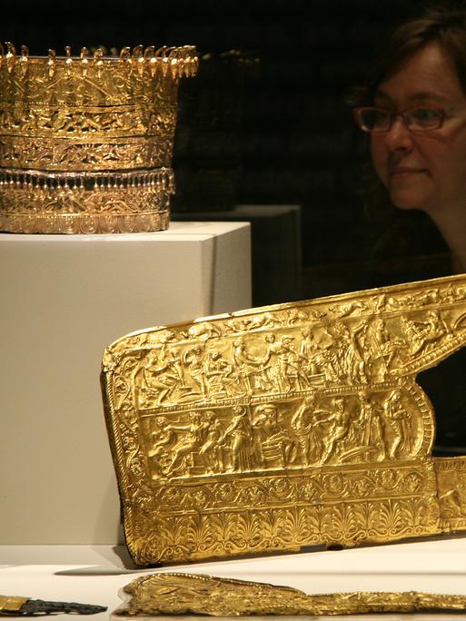 Skythenschätze: Ein Kopfputz mit verzierten Goldblechen (Ukraine, Ende 4. Jahrhundert v.Chr.) und der Beschlag eines Köchers (Ukraine, 350 - 325 v. Chr.).