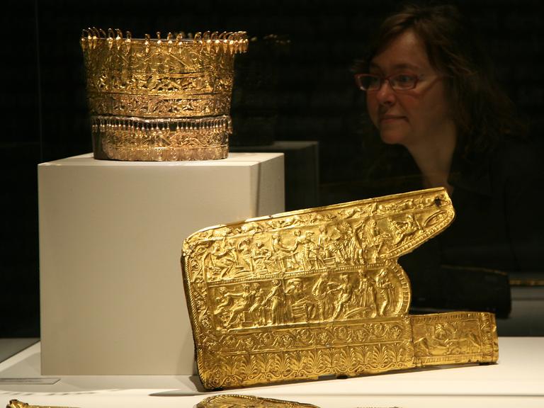 Skythenschätze: Ein Kopfputz mit verzierten Goldblechen (Ukraine, Ende 4. Jahrhundert v.Chr.) und der Beschlag eines Köchers (Ukraine, 350 - 325 v. Chr.).