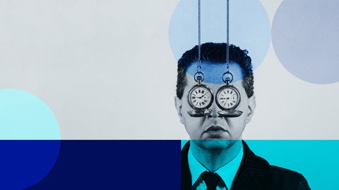 Das Cover des Podcasts "Kalenderblatt" zeigt den Oberkörper eines Herren im Anzug, vor dessen Gesicht zwei Taschenuhren baumeln und seine Augen verdecken