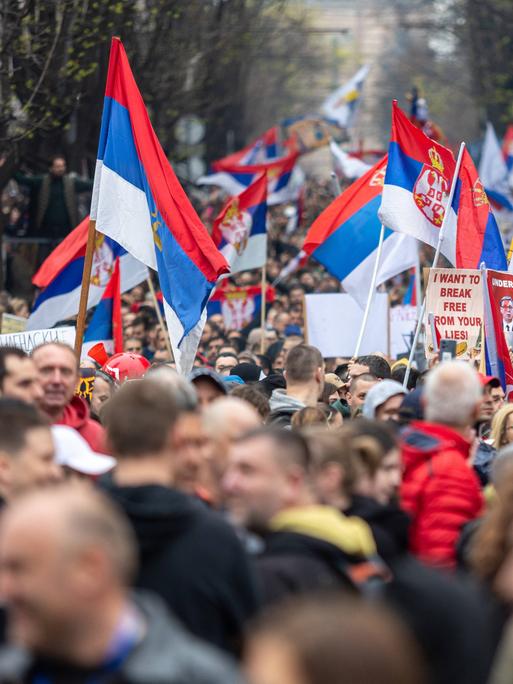 Demonstranten mit Flaggen in den Straßen Belgrads