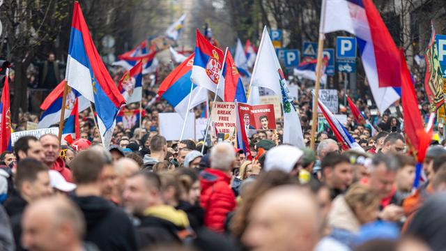 Demonstranten mit Flaggen in den Straßen Belgrads