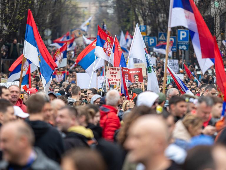 Demonstranten mit Flaggen in den Straßen Belgrads